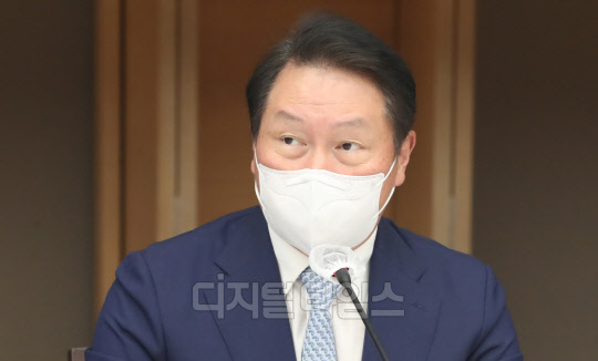 지난달 서울 중구 대한상의에서 열린 국세청장-상의 회장단 간담회에서 모두발언을 하고 있는 최태원 대한상공회의소 회장 겸 SK그룹 회장. 이슬기기자 9904sul@